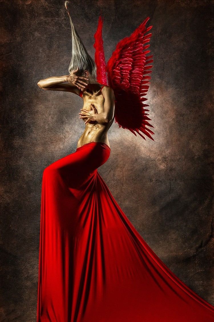 Ангел В Красном Платье