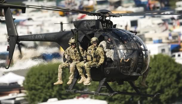 Operações Especiais - Uma serpente negra passa em frente de um atirador  camuflado durante treinamento de infantaria próximo à Base Aérea de Eglin,  na Flórida, Estados Unidos. Os snipers são treinados para