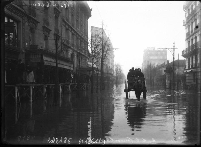 1910 Great Flood of Paris vintage everyday Photos of 1910 Great Flood of Paris