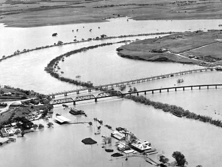 Aerial view of 1956 Murray River flood, has flooded street houses, trees and two Bridges in the middle.