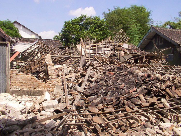 2006 Yogyakarta earthquake indonesia in my mind Bantul people houses destroyed by earthquake