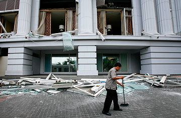 2009 Jakarta bombings Bombings in Jakarta Indonesia Scaring Off Foreigners TIME