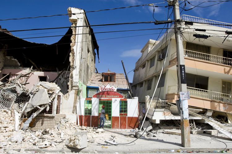 2010 Haiti earthquake FileHaiti Earthquake building damagejpg Wikimedia Commons