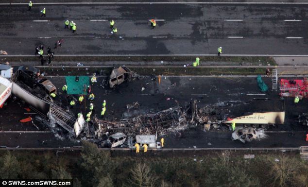 2011 M5 motorway crash idailymailcoukipix20140417article2607035