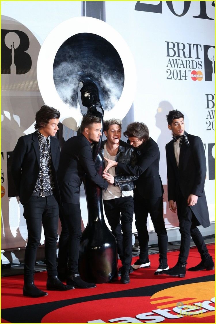2014 Brit Awards One Direction39s Niall Horan Uses Crutches on Red Carpet at BRIT