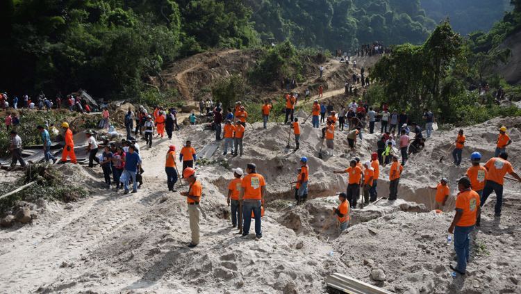 2015 Guatemala landslide Landslide in Guatemala buries 68 houses kills 26 dead 600 missing