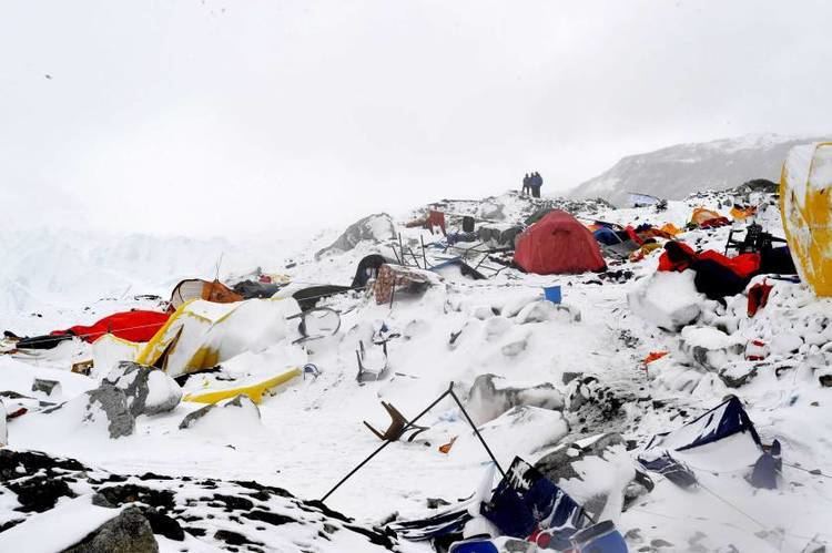 2015 Mount Everest avalanches Watch a Video of the Mt Everest Avalanche Captured by a Climber
