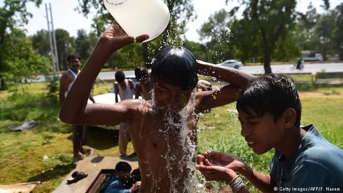 2015 Pakistan heat wave Ramadan leads to dehydration in Pakistani heat wave Science DW