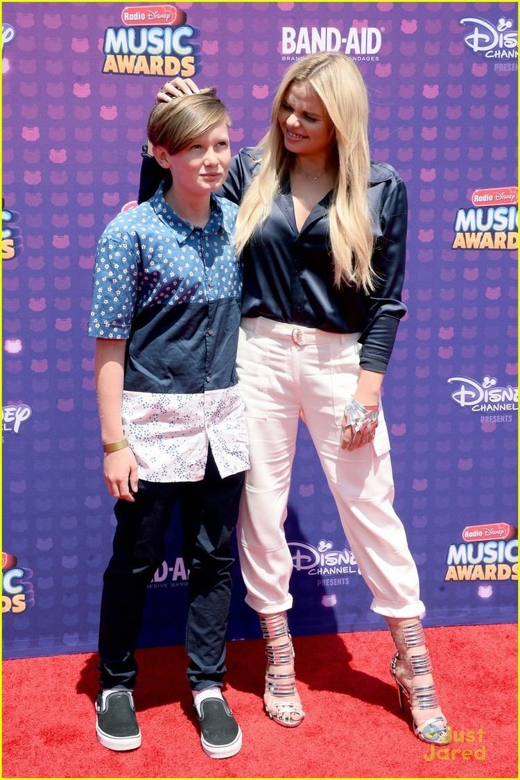 2016 Radio Disney Music Awards Alli Simpson Brings Little Brother Tom To Radio Disney Music Awards