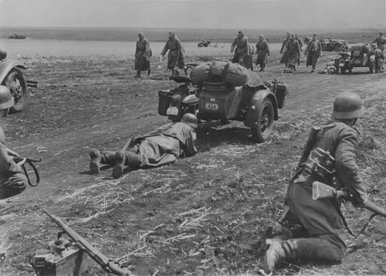 23rd Panzer Division (Wehrmacht) Soldaten der 23 Panzerdivision Blick auf die Kriegsgefangenen auf