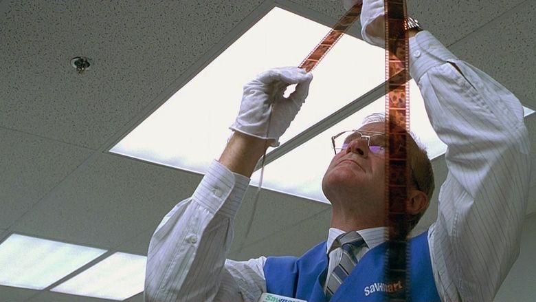 One Hour Photo movie scenes