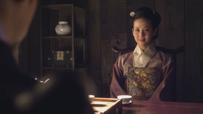 Jo Yeo-jeong as Shin Hwa-yeon being interviewed while wearing Joseon Dynasty outfit in a scene from the film The Concubine, 2012.