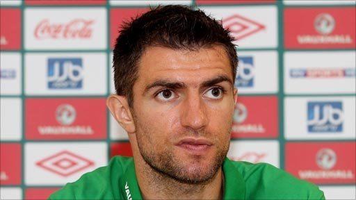 Aaron Hughes BBC Sport NI skipper Aaron Hughes retires from