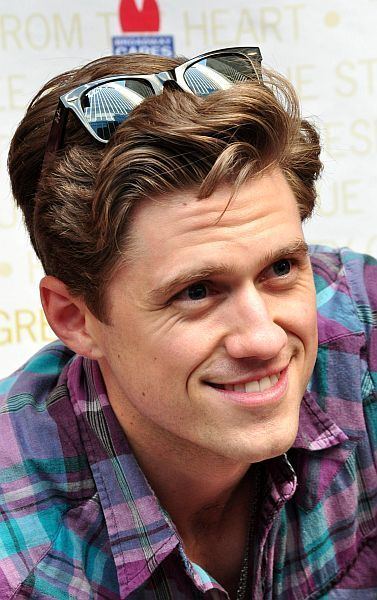 Aaron Tveit Aaron Tveit Wikipedia the free encyclopedia