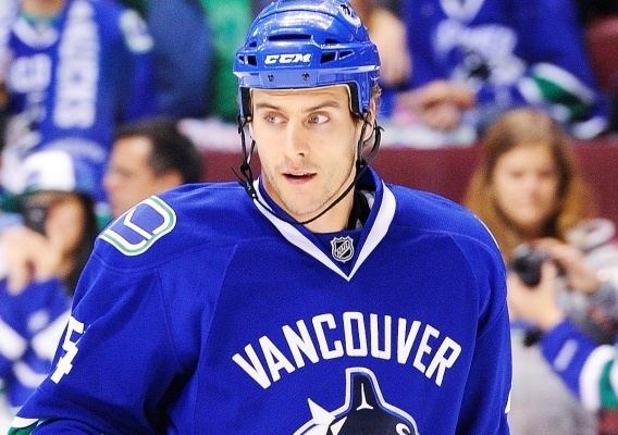 Aaron Volpatti Volpatti takes slight pay cut to remain with Canucks