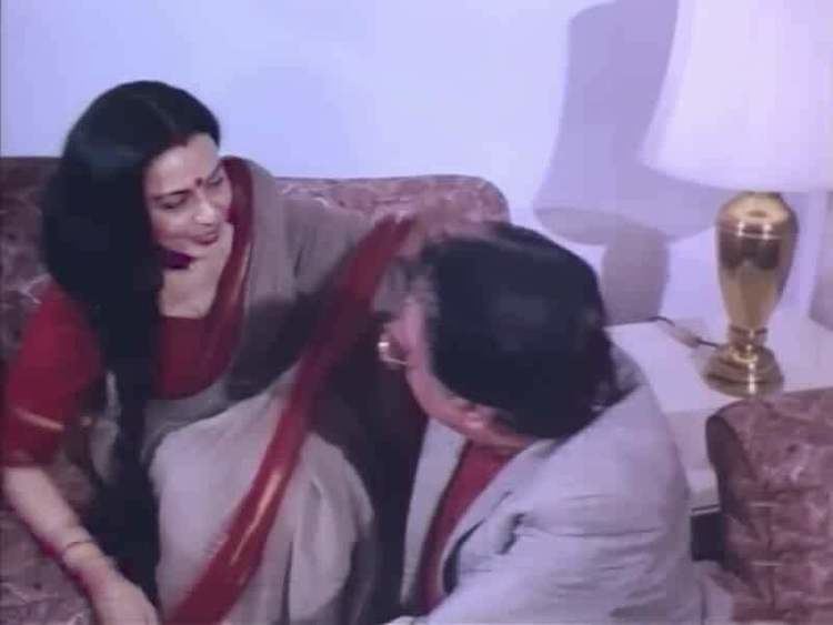 Movie scene of Rekha as Mansi sitting on the couch with a man in Aastha: In the Prison of Spring (1997)