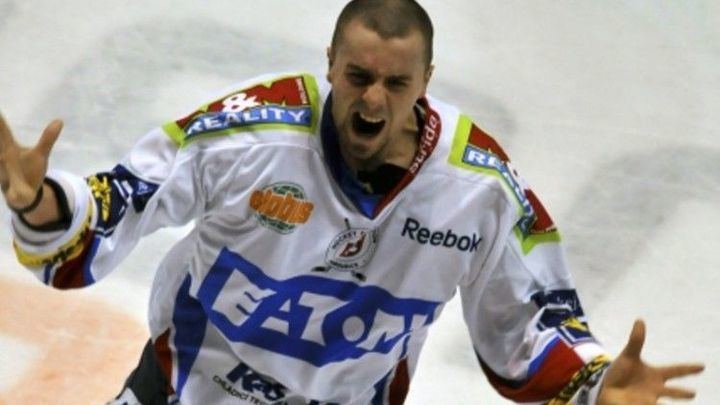 Adam Pineault Pineault chce kvli nemocn manelce opustit Pardubice