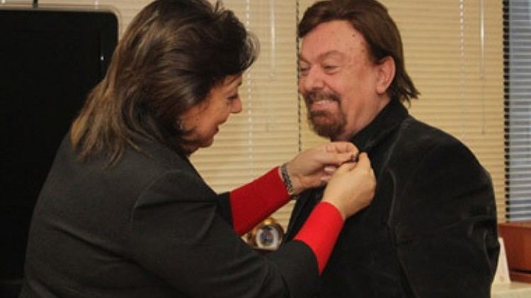 Adiss Harmandian Minister of Diaspora Hranush Hakobyan awards Diaspora Armenian