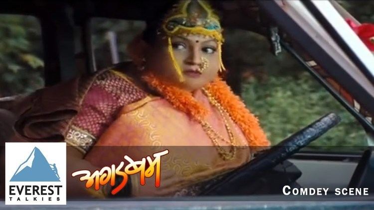 Agadbam movie scenes Fat Bride Can t Fit In Car Comedy Scene Agadbam Marathi Movie Makrand Anaspure Trupti Joshi