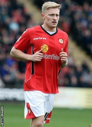 AJ Leitch-Smith BBC Sport AJ LeitchSmith signs new oneyear Crewe