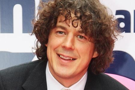 Alan Davies Comedian Alan Davies slates Qantas on Twitter TNT Magazine