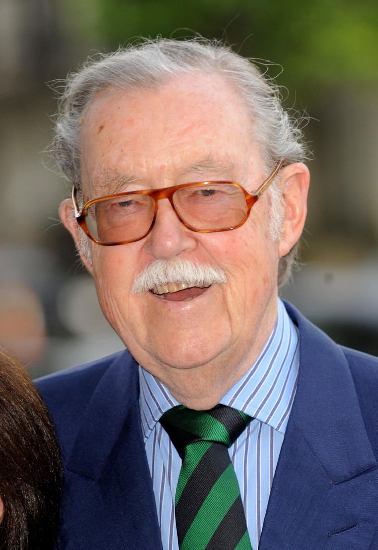 Alan Whicker Alan Whicker Dead GlobeTrotting TV Legend Dies Aged 87