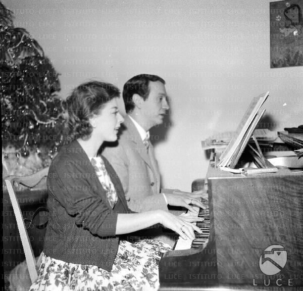 Alba Arnova Gianni Ferrio e Alba Arnova cantano al piano Mediateca Roma
