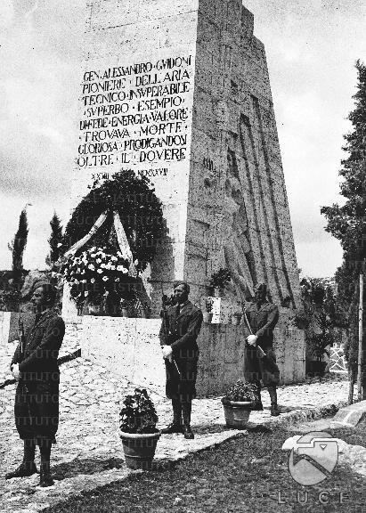 Alessandro Guidoni Avieri custodiscono il monumento commemorativo al generale