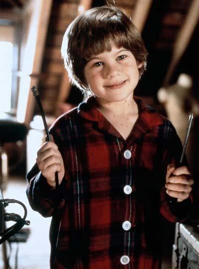 Scene of young Alex D. Linz as Alex Pruitt in the movie "Home Alone 3"