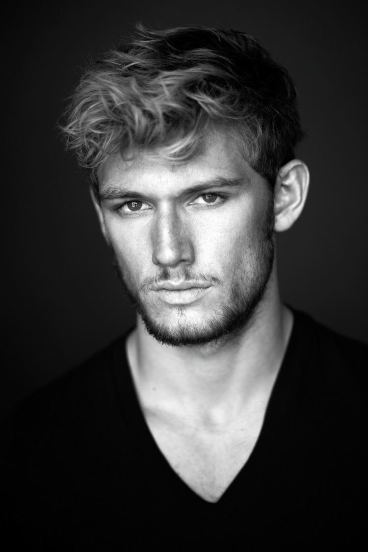 alex-pettyfer-3a8c2af4-46ba-41e1-8f03-b8bd5087d17-resize-750.jpeg