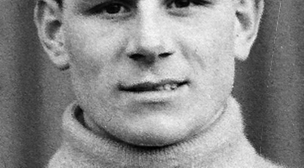 Alex Russell (footballer, born 1922) Local football mourns death of Linfield great Alex Russell