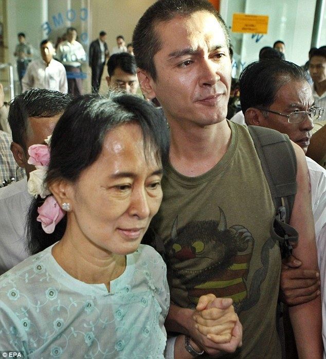 Alexander Aris Aung San Suu Kyi39s tears as she meets son for the first