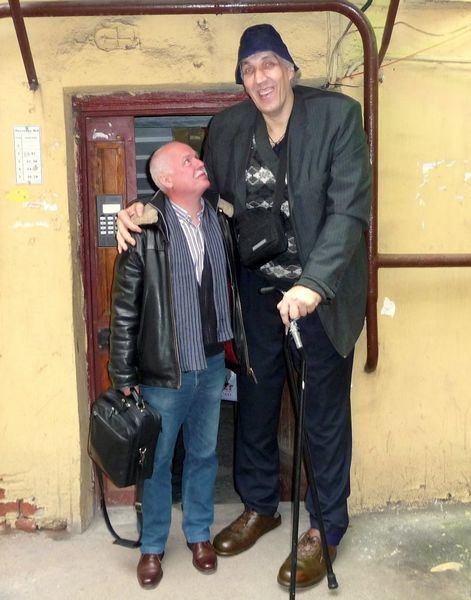 Alexander Sizonenko Alexander SizonenkoTallest Man Alive on EarthBebi Viral