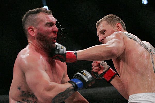 Alexander Volkov (fighter) Alexander Volkov Outpoints Richard Hale Captures Heavyweight Crown