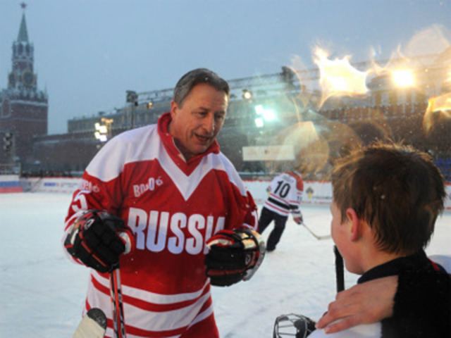 Alexander Yakushev Soviet hockey star Alexander Yakushev talks to a young