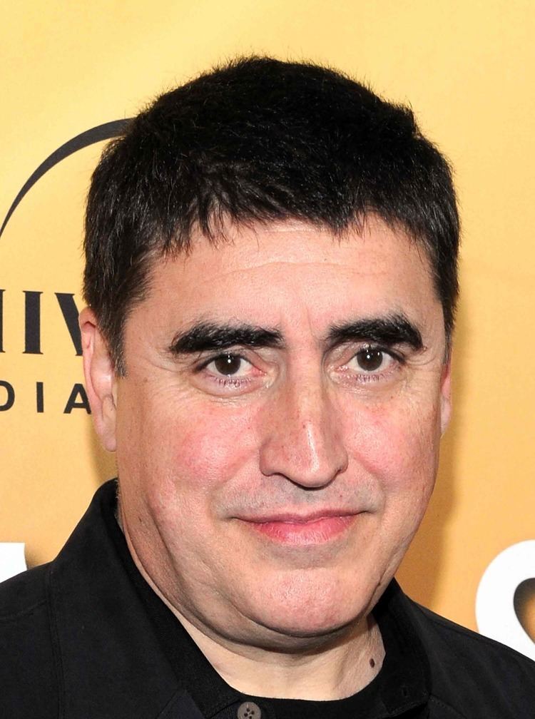 Alfred Molina smiling while wearing a black shirt