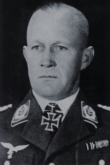 Alfred Sturm Oberst Alfred Sturm 18881962 Kommandeur Fallschirmjger Regiment