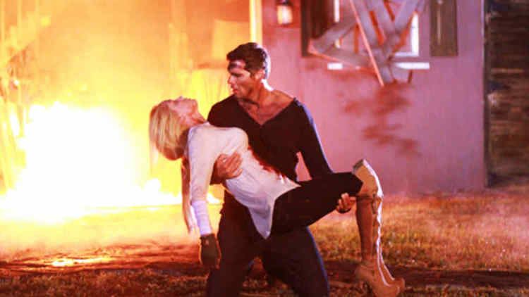 Christian Meier as Rodrigo Quintana rescuing Carolina Tejera as Valeria Stewart from an explosion in a scene from Alguien te mira, 2010.
