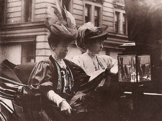 Alice Claypoole Vanderbilt with her daughter Gertrude in 1895 wearing a luxurious dress and fascinator hat