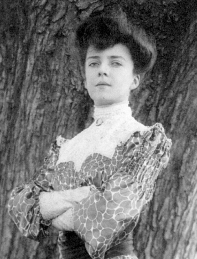 Alice Roosevelt's arms crossed while wearing a long sleeves dress