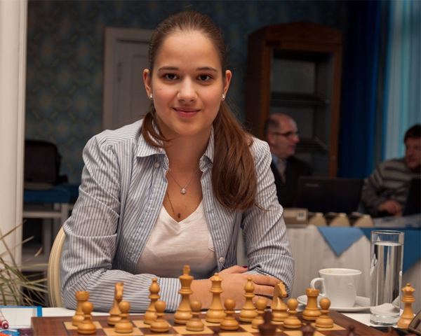 Alina Kashlinskaya Snow Drops vs Old Hands 106 at HalfTime ChessVibes