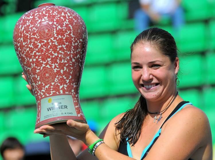 Alisa Kleybanova Alisa Kleybanova is Proud of her Vase WTA Photo