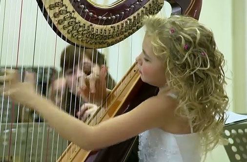 Alisa Sadikova A Little Girl Playing The Harp Russia Alisa Sadikova tocando el