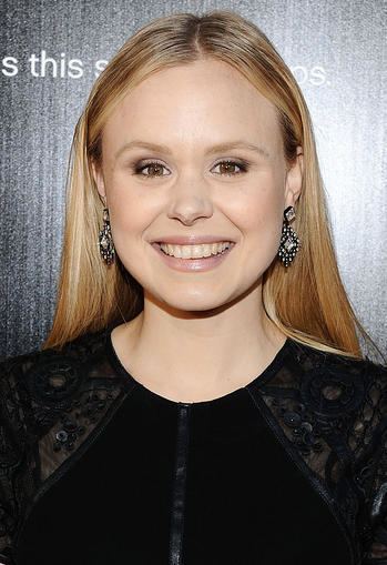 Alison Pill The Newsroom39s Alison Pill Accidentally Tweets Topless