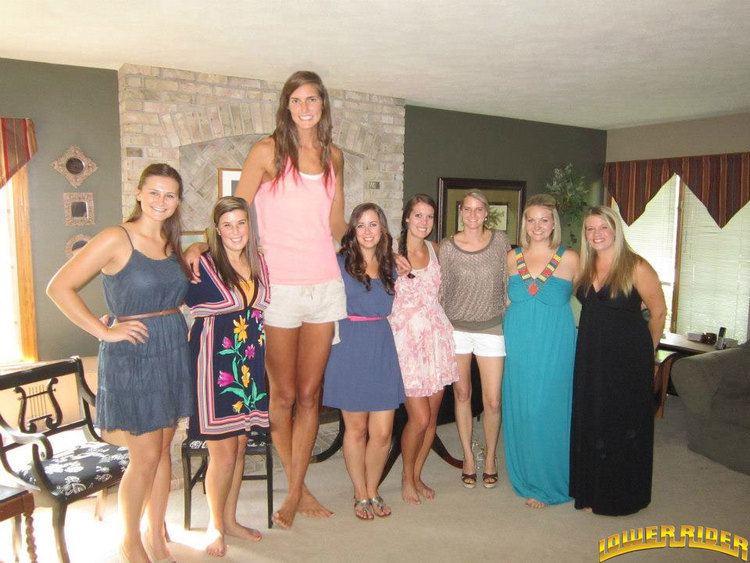 Allyssa DeHaan smiling and standing as the tallest during a group picture with friends