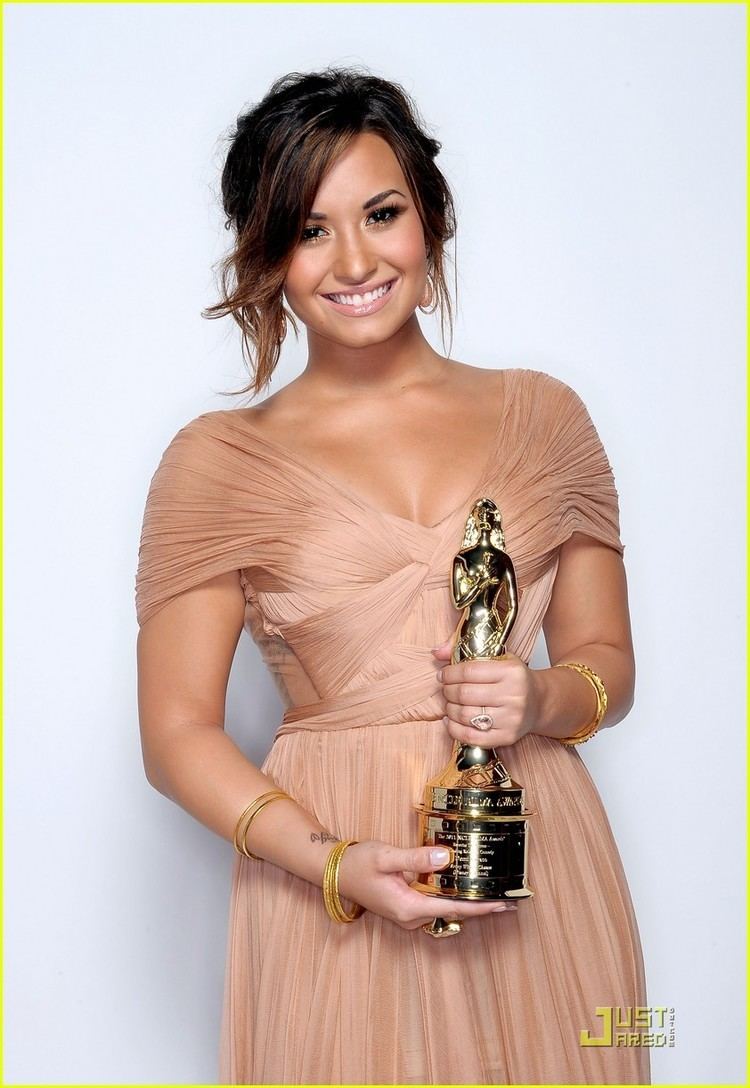 ALMA Award Demi Lovato 2011 ALMA Award Winner Photo 435657 Photo Gallery