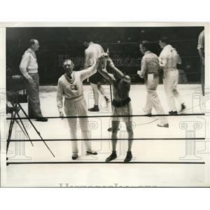 Amado Azar 1932 Press Photo Carmen Barth defeats Amado Azar LA Olympic