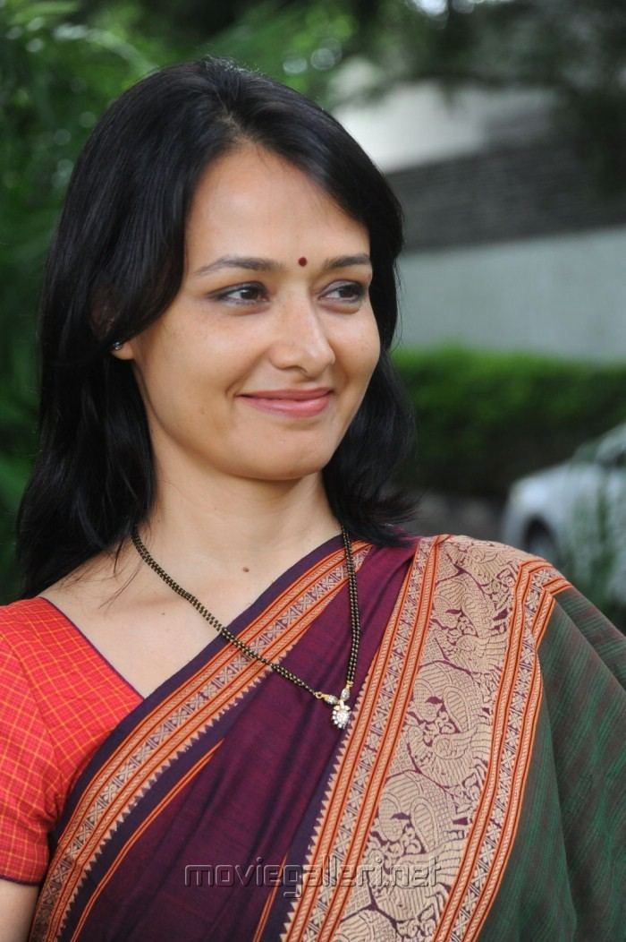 Amala (actress) Picture 300428 Actress Amala Akkineni Cute Saree Photos