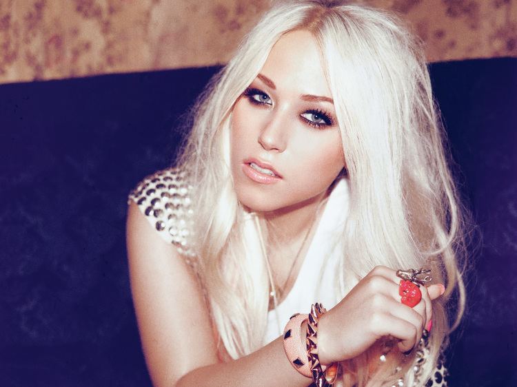 Amelia Lily Clearasil partners with Microsoft Advertising to bring X