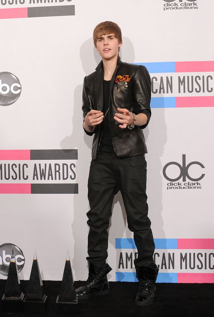 American Music Awards of 2010 Justin Bieber Pictures 2010 American Music Awards Press Room